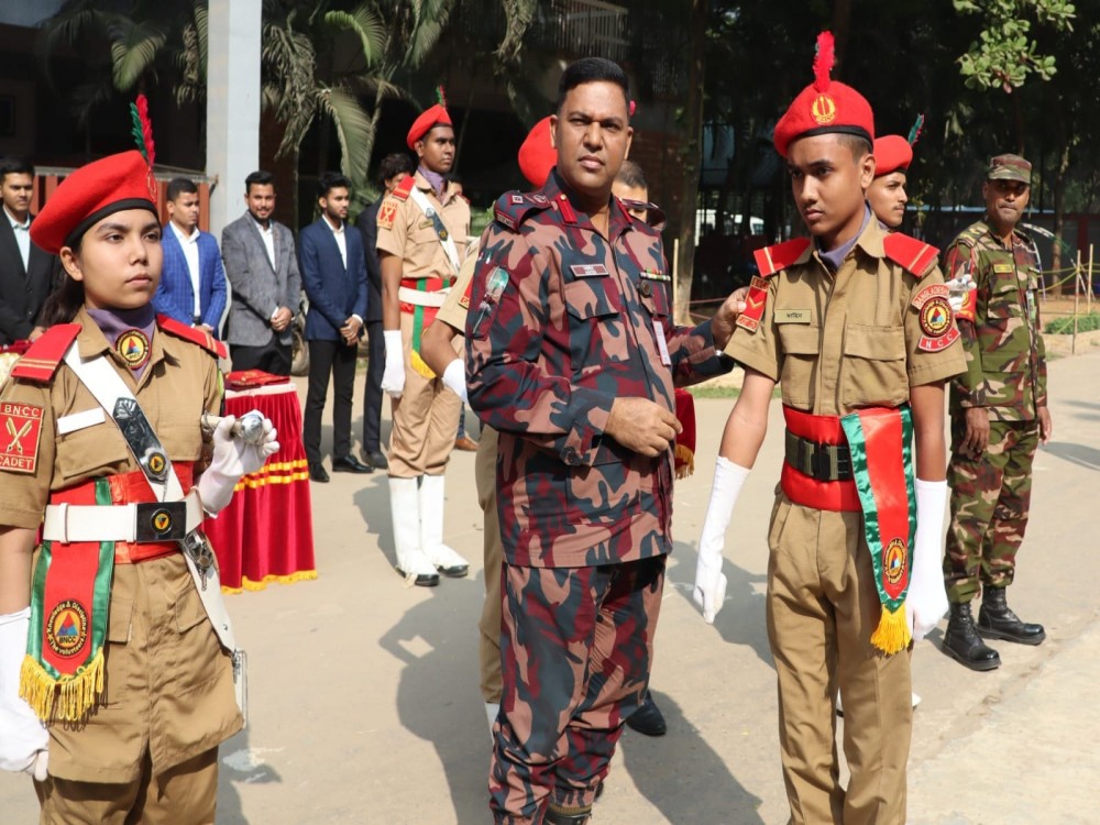 বিএনসিসি ক্যাডেটদের ৱ্যাঙ্ক প্রদান
