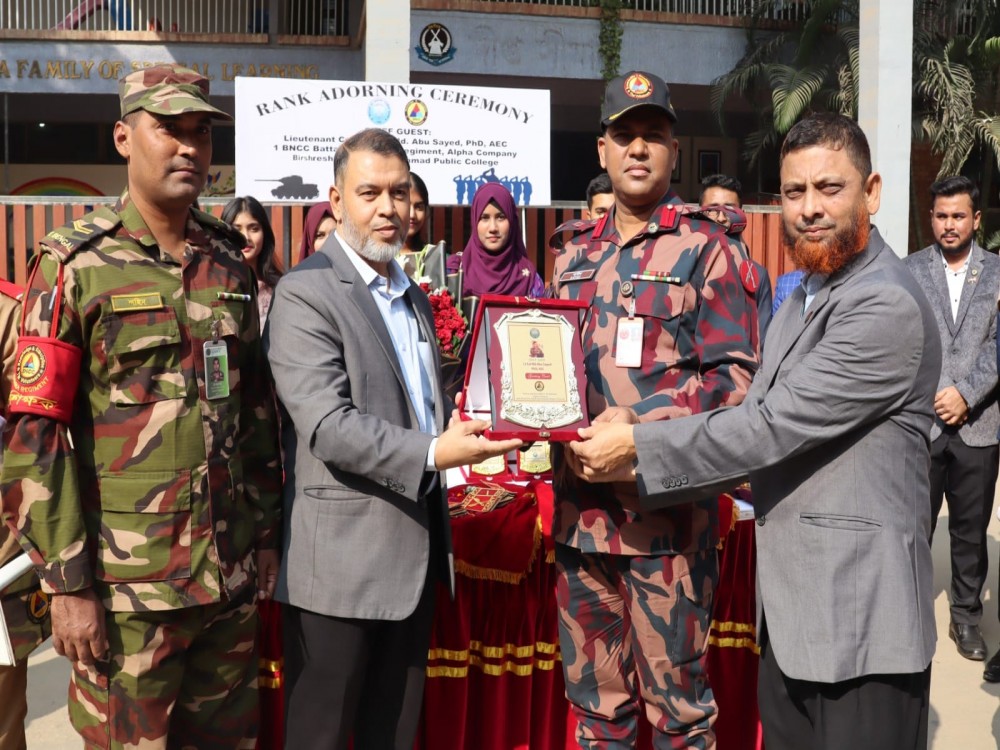 বিএনসিসি ক্যাডেটদের ৱ্যাঙ্ক প্রদান