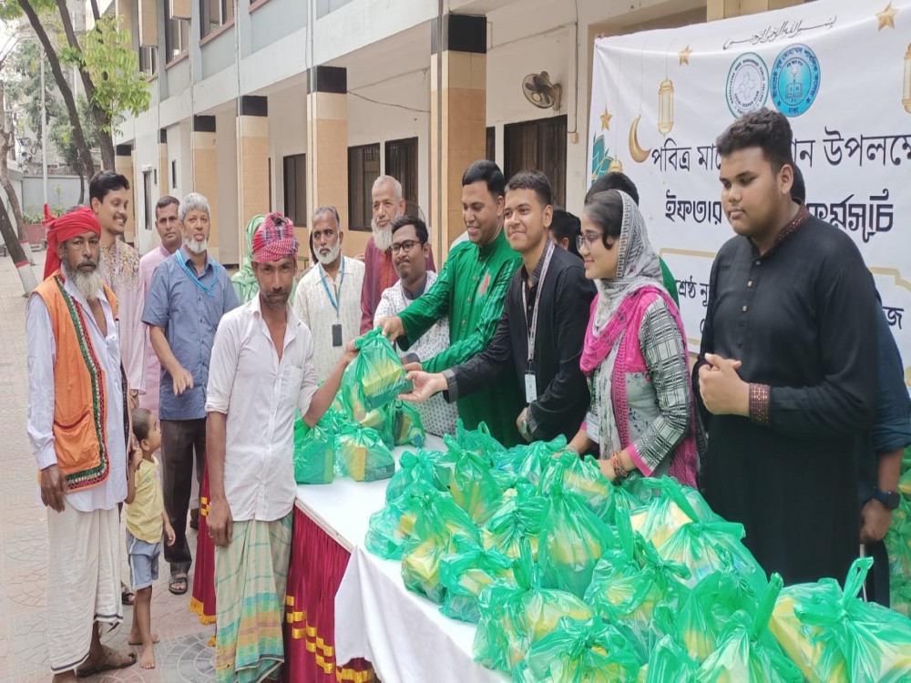 সোশ্যাল সার্ভিস ক্লাবের পক্ষ থেকে ইফতার বিতরণ কর্মসূচি