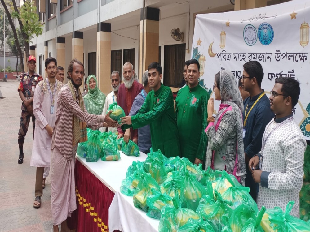 সোশ্যাল সার্ভিস ক্লাবের পক্ষ থেকে ইফতার বিতরণ কর্মসূচি