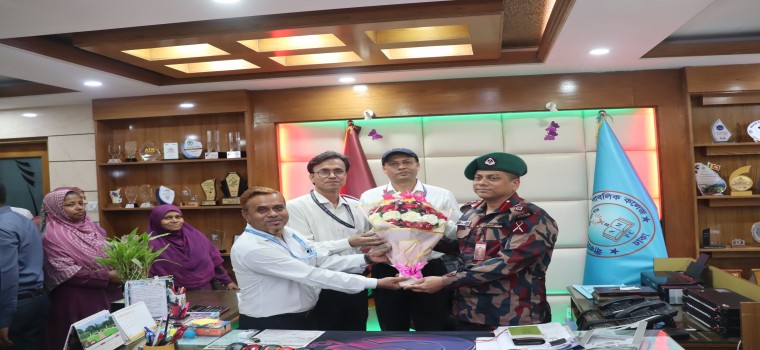 নবাগত অধ্যক্ষ স্যারকে অফিসের কর্মকর্তা কর্মচারী