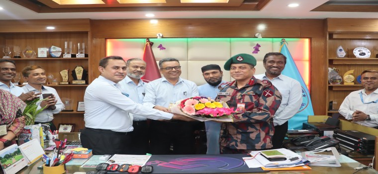 নবাগত অধ্যক্ষ স্যারকে উপাধ্যক্ষবৃন্দ কর্তৃক ফুল দিয়ে