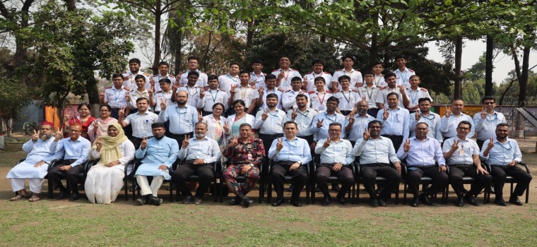 মাননীয় অধ্যক্ষ স্যারের সাথে ৮ম শ্রেণির জুনিয়র বৃত্তি