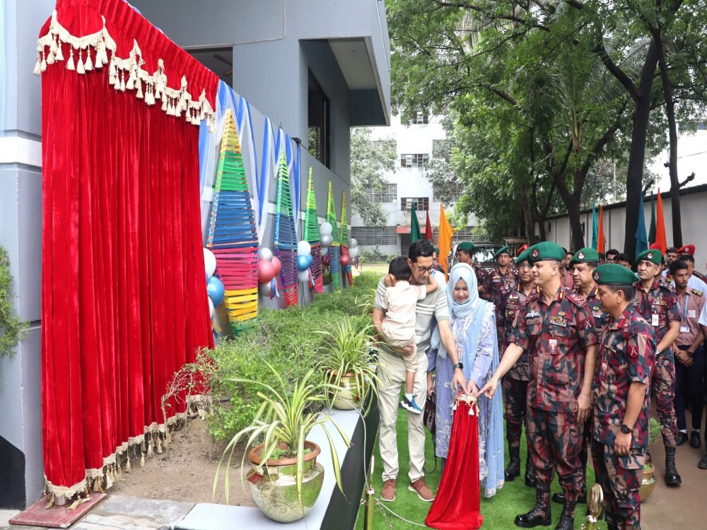 ছাত্রাবাসের নামফলক উন্মোচন।