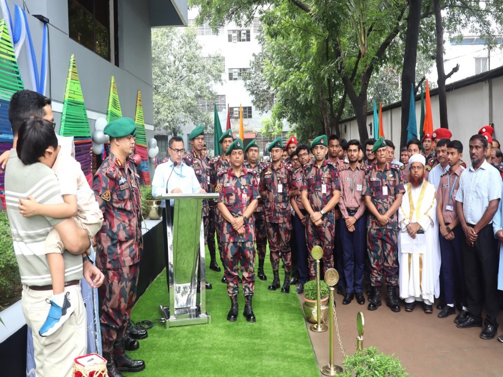 ছাত্রাবাসের নামফলক উন্মোচন।