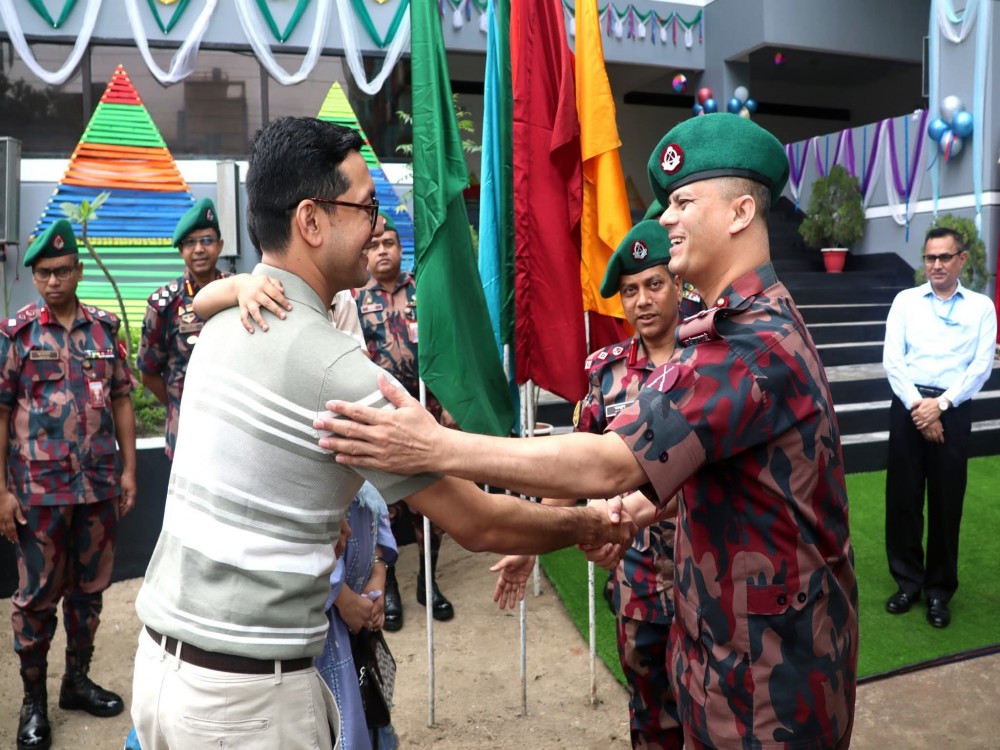 ছাত্রাবাসের নামফলক উন্মোচন।