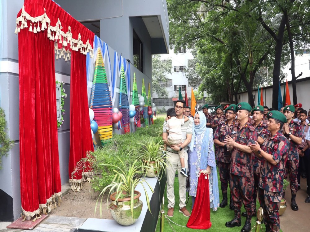 ছাত্রাবাসের নামফলক উন্মোচন।