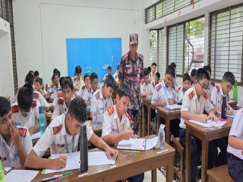 অধ্যক্ষ মহোদয়ের অর্ধবার্ষিক পরীক্ষার হল পরিদর্শন।