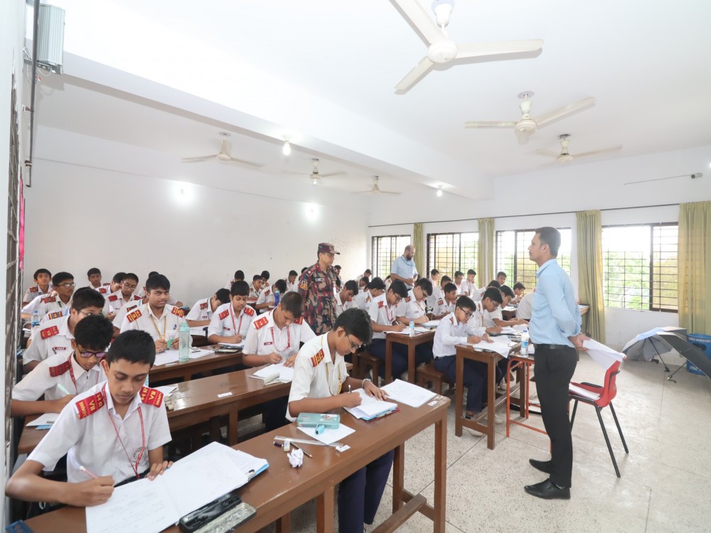 অধ্যক্ষ মহোদয়ের অর্ধবার্ষিক পরীক্ষার হল পরিদর্শন।