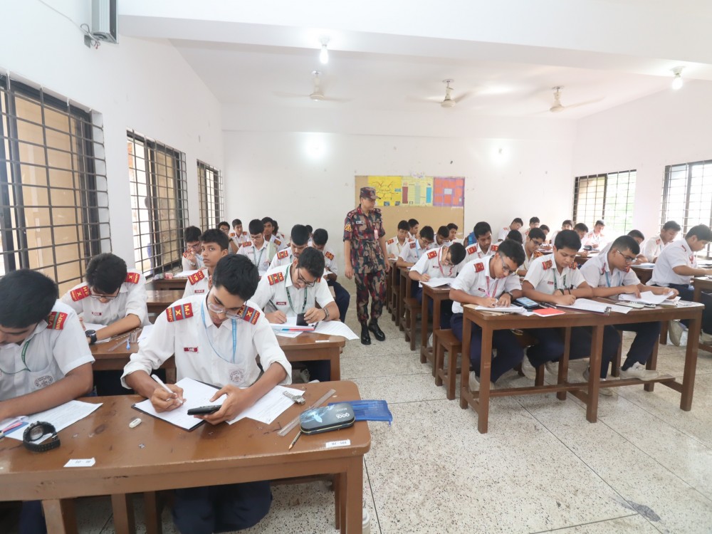 অধ্যক্ষ মহোদয়ের অর্ধবার্ষিক পরীক্ষার হল পরিদর্শন।