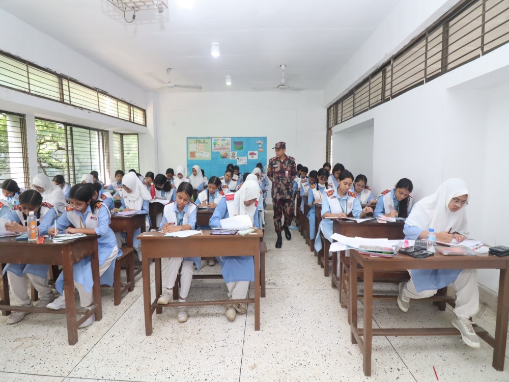 অধ্যক্ষ মহোদয়ের অর্ধবার্ষিক পরীক্ষার হল পরিদর্শন।