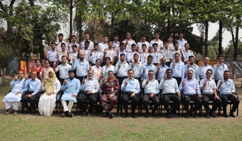 মাননীয় অধ্যক্ষ স্যারের সাথে ৮ম শ্রেণির জুনিয়র বৃত্তি